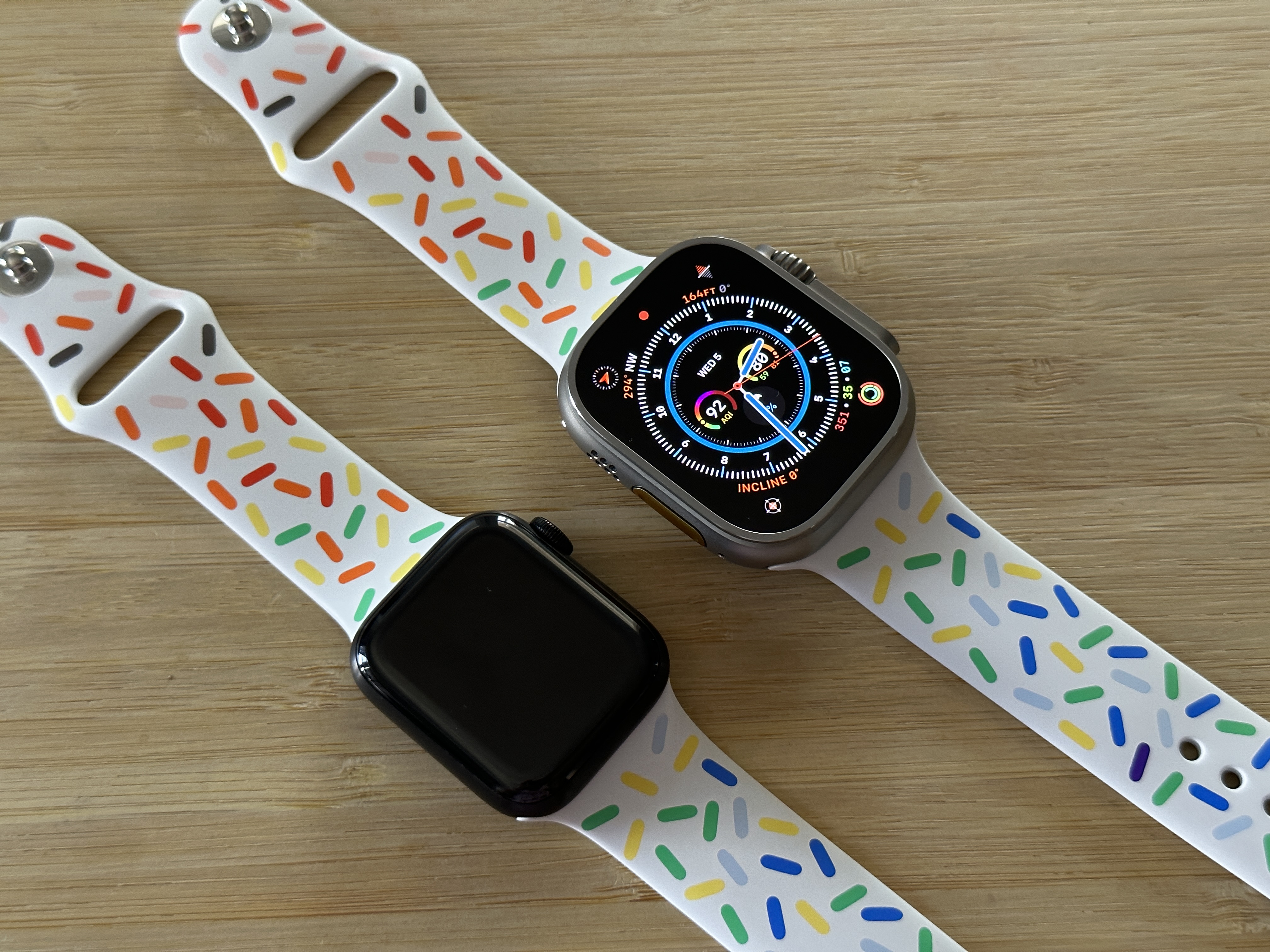 Apple Watch Series 5 e um Apple Watch Ultra um ao lado do outro.