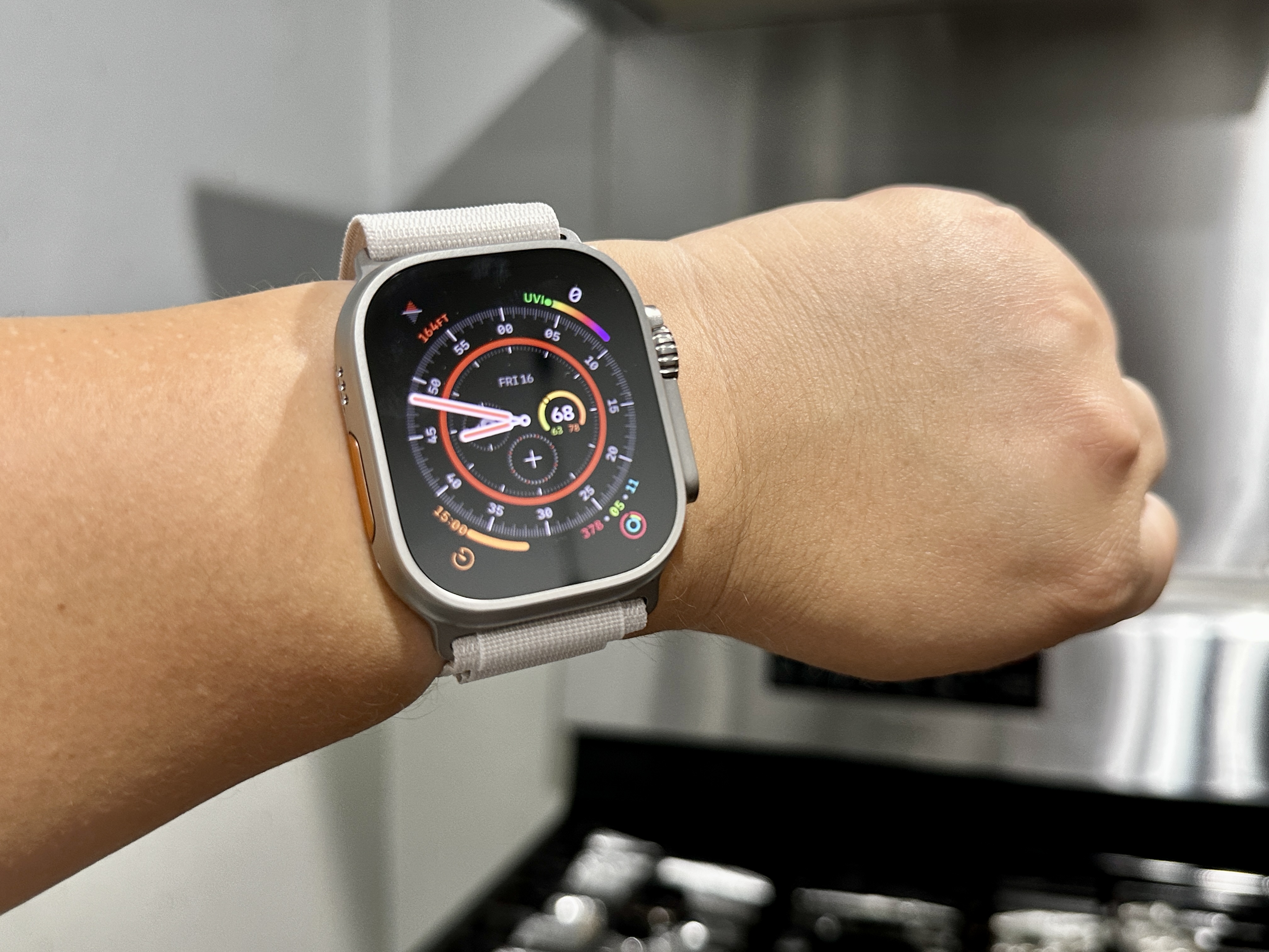Apple Watch Ultra با حلقه Alpine Starlight روی مچ دست.