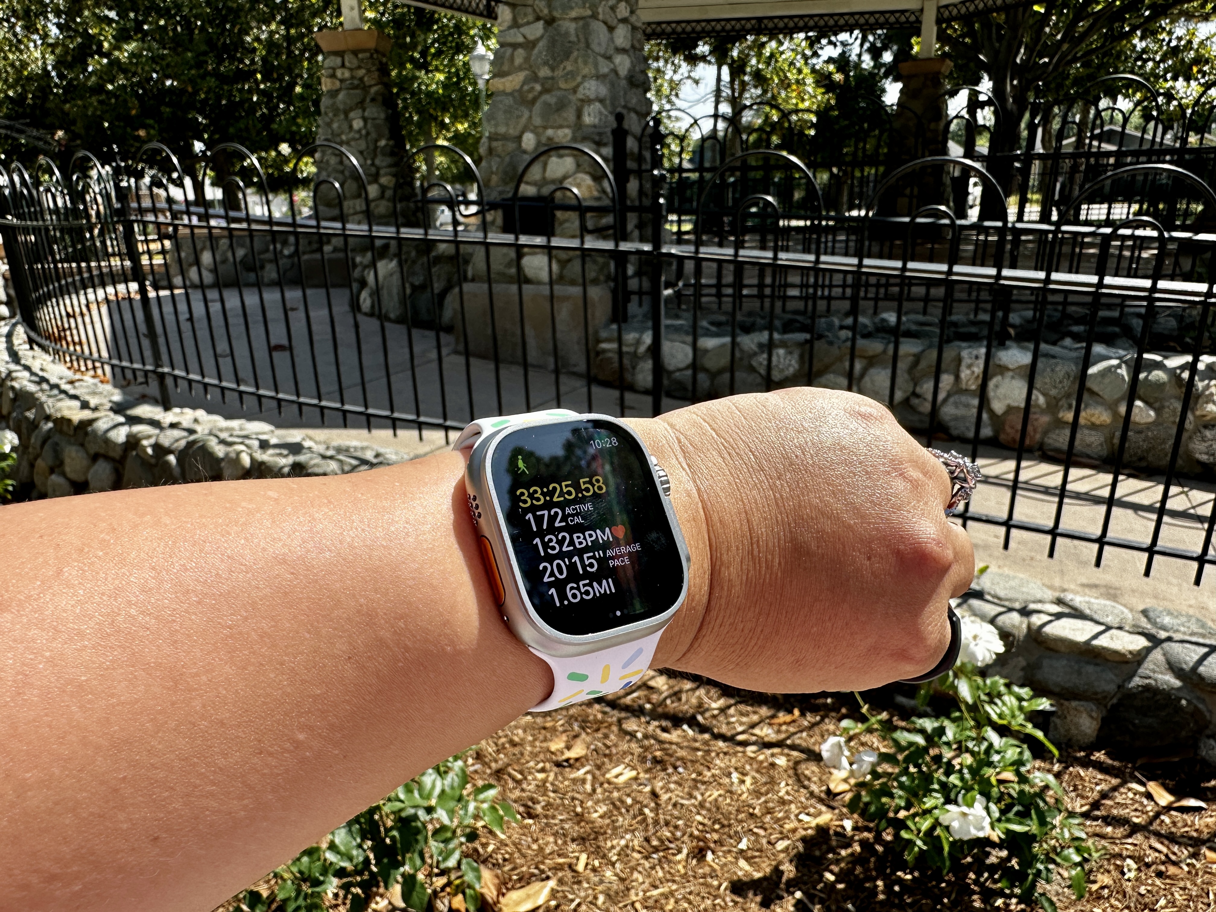 Apple Watch Ultra usado no pulso durante um treino de caminhada ao ar livre.
