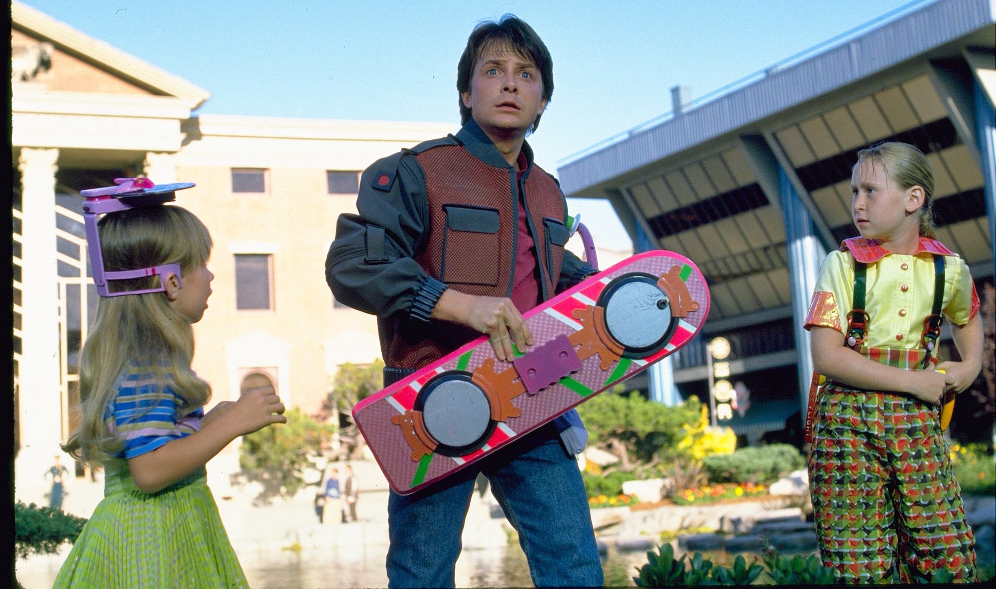 Marty McFly segura sua prancha em Back to the Future Part II.