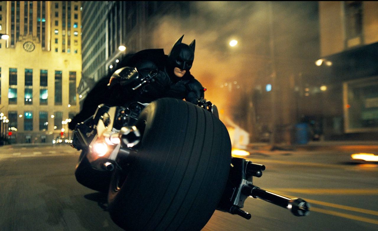 Batman monta seu Bat-Ciclo em O Cavaleiro das Trevas.
