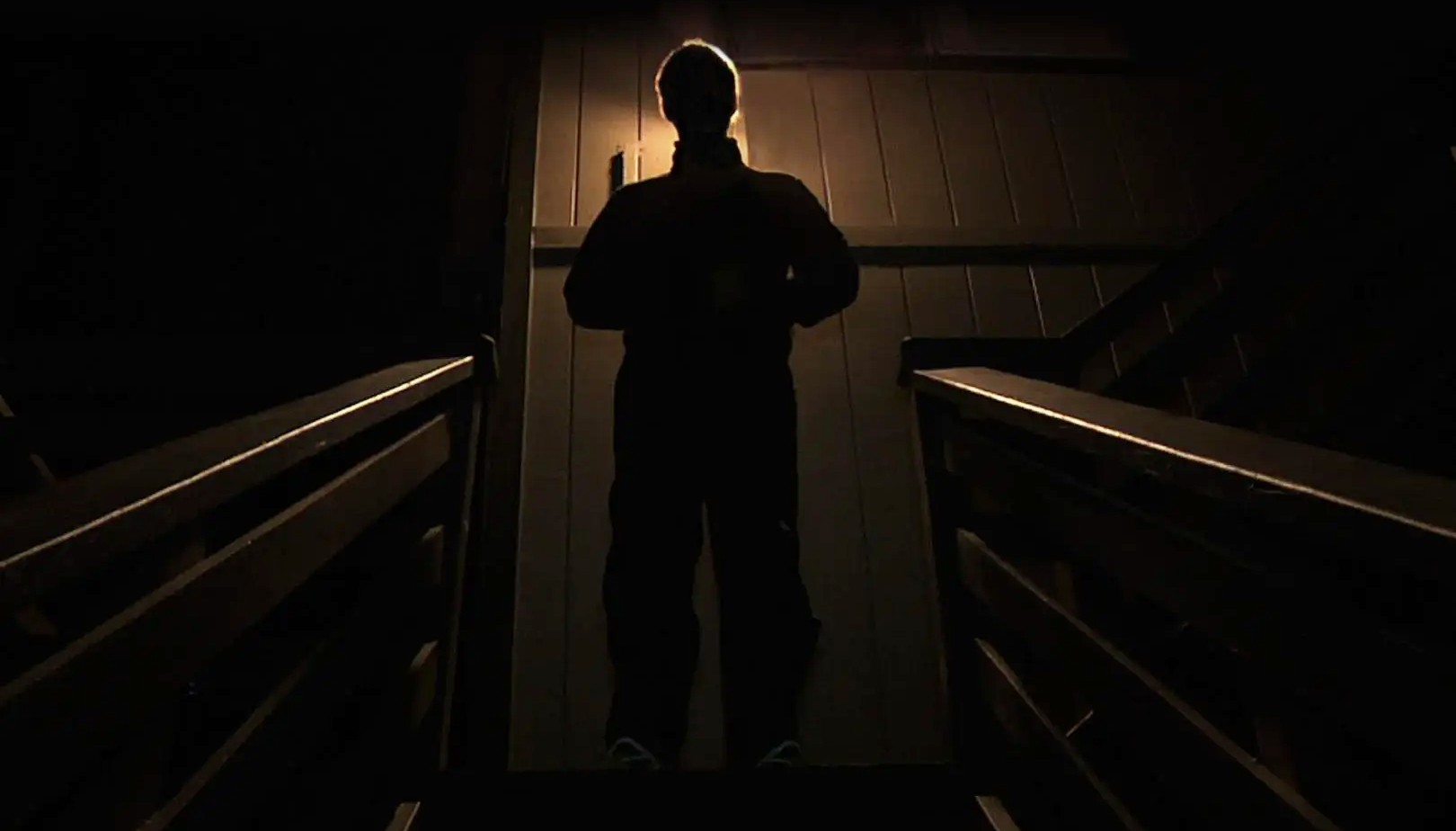 Um homem fica na sombra em Creep de 2014.