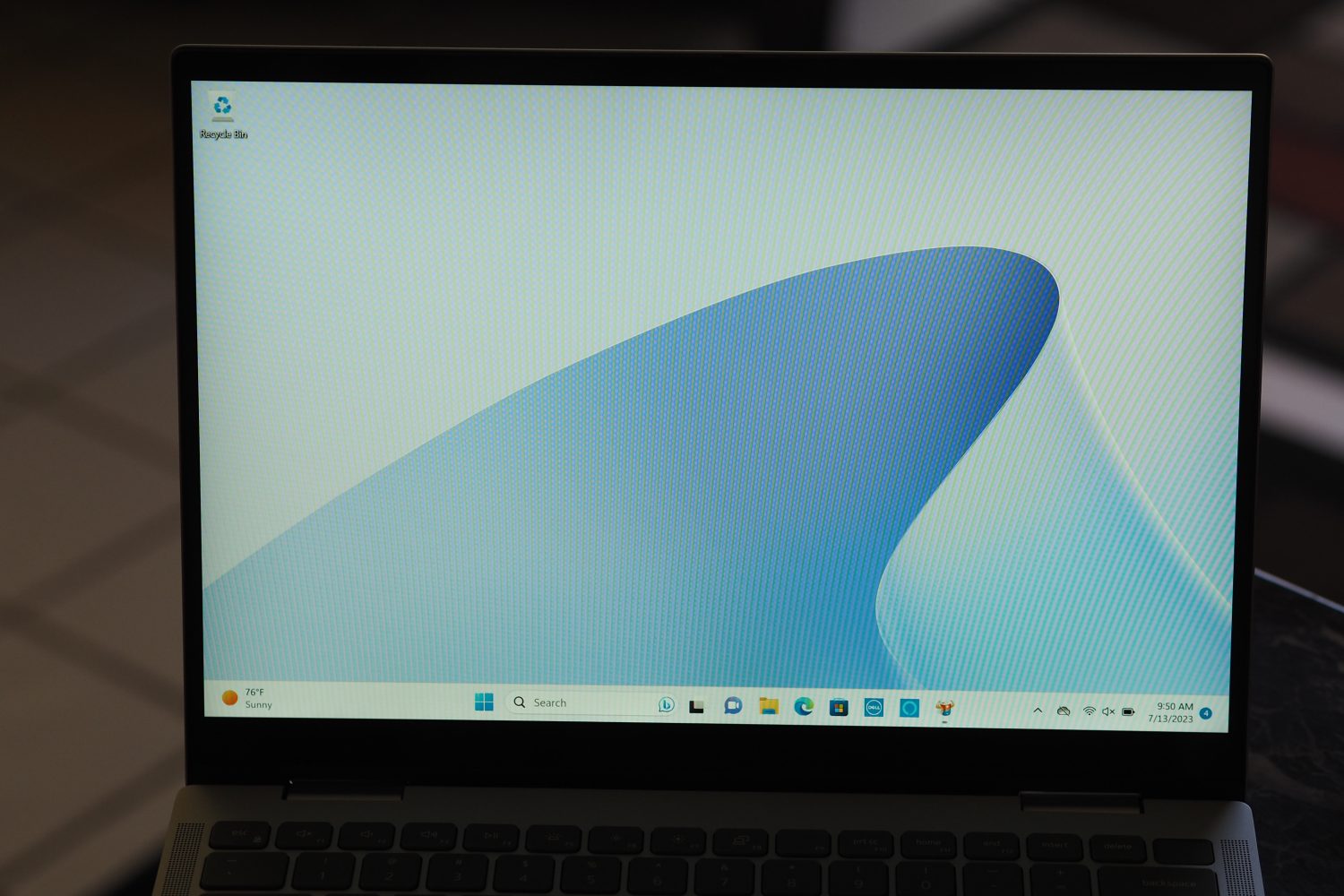 Ekranı gösteren Dell Inspiron 14 2'si 1 arada 2023 önden görünüm.