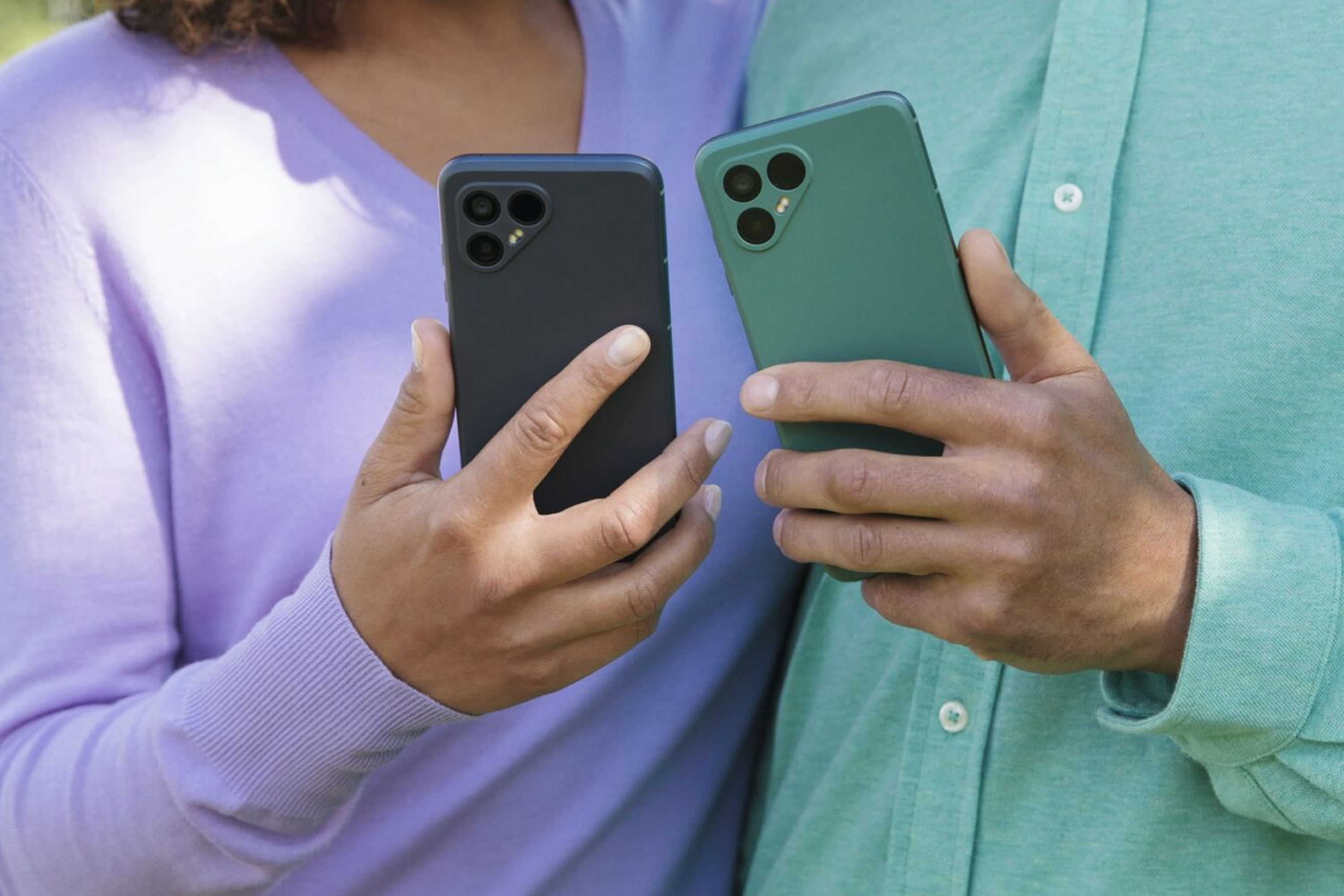Duas pessoas segurando o Fairphone 4 mostrando a parte traseira do telefone.