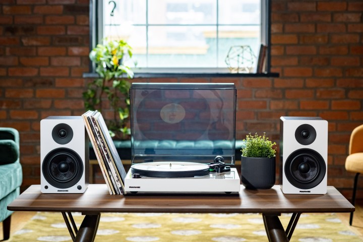 El tocadiscos Fluance RT81+ Elite con altavoces sobre una mesa.