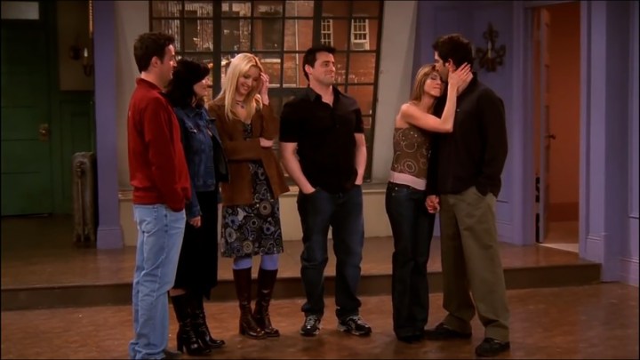 El elenco de Friends parado en el departamento vacío, despidiéndose en el episodio final.