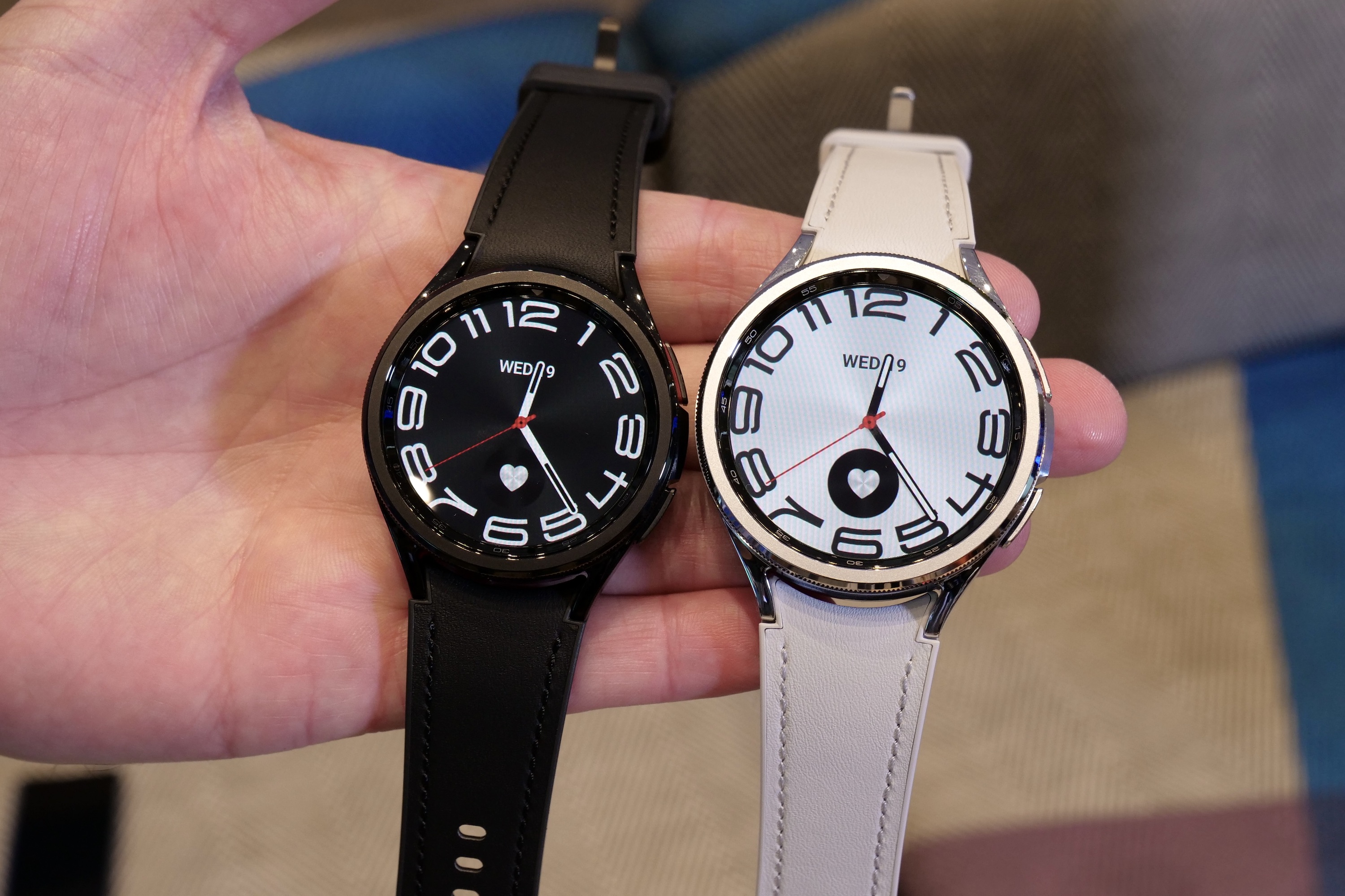 Samsung Galaxy Watch 6 e Watch 6 Classic, em preto e prata.