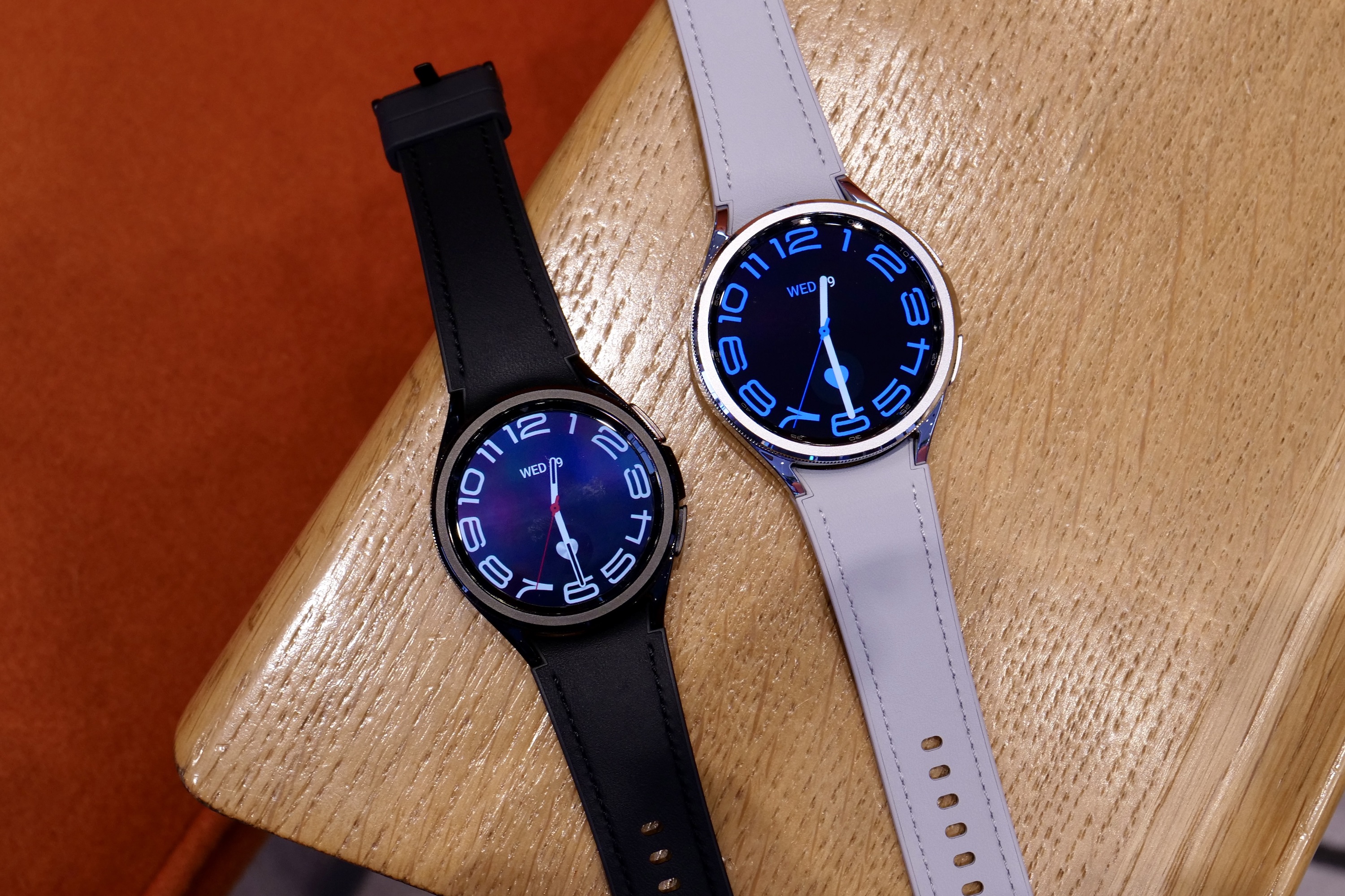 Samsung Galaxy Watch 6 و Watch 6 Classic، در رنگ‌های مشکی و نقره‌ای.