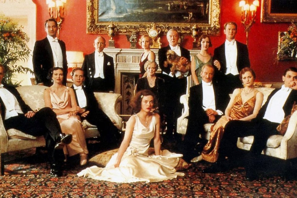 O elenco de Gosford Park posa para uma foto.