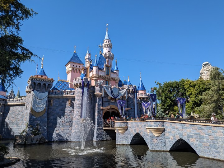 Château de la Belle au bois dormant à Disneyland pris avec l'appareil photo principal Google Pixel Fold.