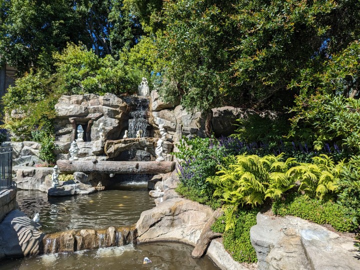 Fontaine de Blanche-Neige à Disneyland prise avec l'appareil photo principal Google Pixel Fold.