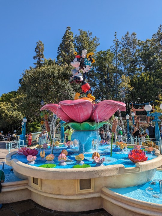 Fontaine Mickey et Minnie à ToonTown à Disneyland prise avec l'appareil photo principal Google Pixel Fold.