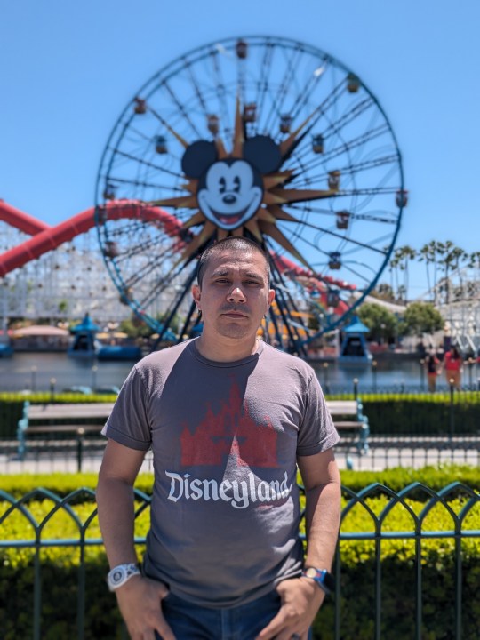 Portrait de Robert à Disney California Adventure pris avec Google Pixel Fold.