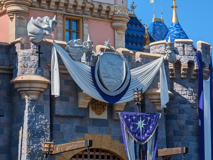 Décor Disney 100 sur le château de Disneyland pris avec le téléobjectif Google Pixel Fold.