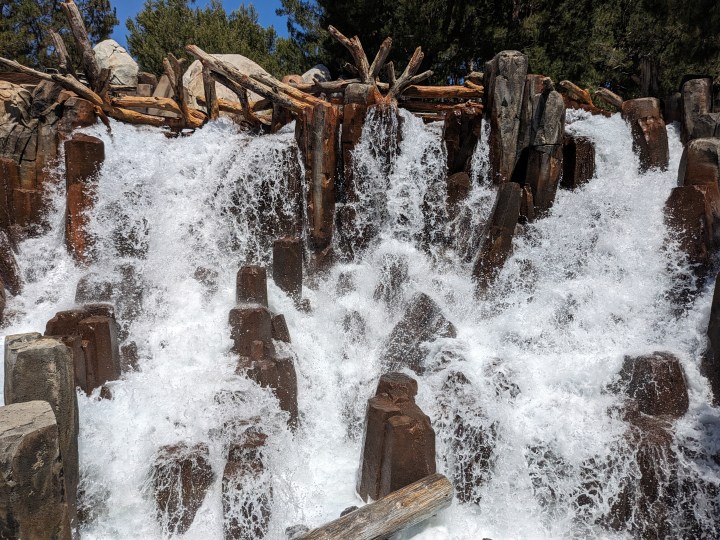 Cascade de Grizzly River Run à Disney California Adventure prise avec un téléobjectif Google Pixel Fold.