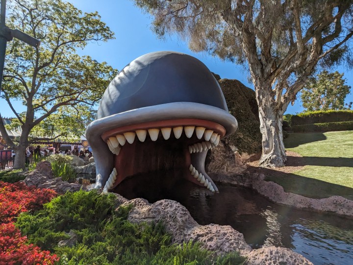 Monstro à Storybook Canals à Disneyland pris avec l'appareil photo ultra-large Google Pixel Fold.