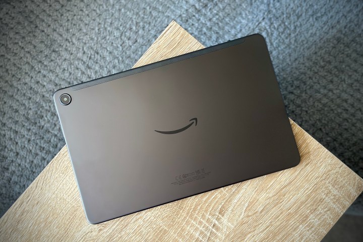 Il retro del tablet Amazon Fire Max 11.