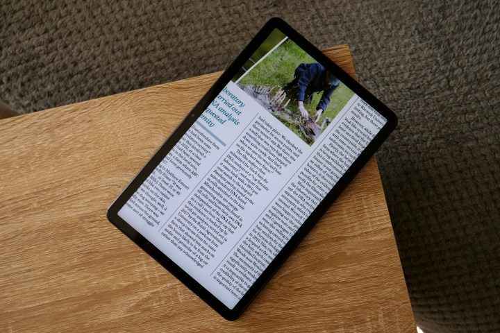 Zoom sur le Kindle Fire Max 11 d'Amazon en vue d'un magazine.