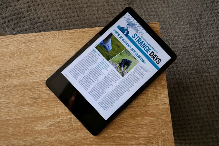 L'Amazon Kindle Fire Max 11 montrant un magazine à l'écran.
