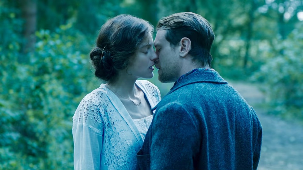 Um homem e uma mulher se beijam em Lady Chatterley's Lover.