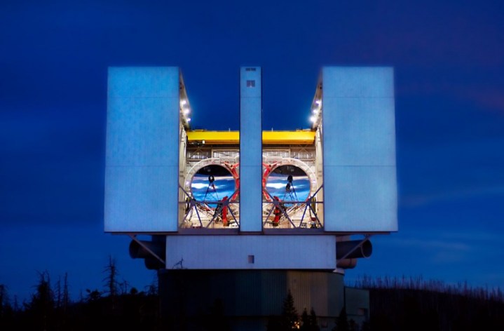 El gran telescopio binocular en Arizona. El instrumento LBTI combina luz infrarroja de ambos espejos de 8,4 metros para obtener imágenes de planetas y discos alrededor de estrellas jóvenes y cercanas.