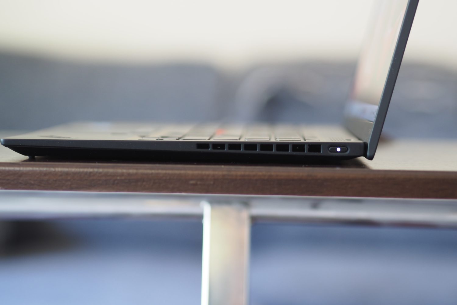 Visão lateral do Lenovo ThinkPad X1 Nano Gen 3 mostrando a tampa e as aberturas.