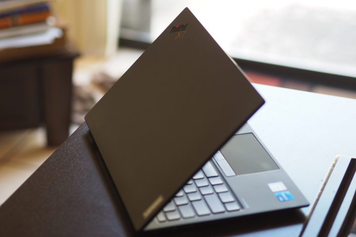 Visão traseira do Lenovo ThinkPad X1 Nano Gen 3 mostrando a tampa e o logotipo.