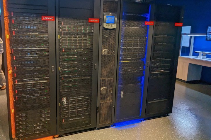 Um supercomputador Lenovo. 