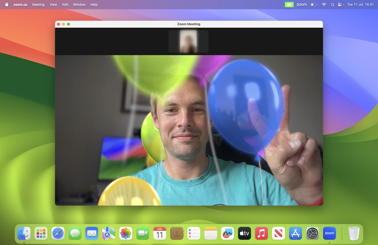 Reações de vídeo no macOS Sonoma, com o efeito de balões em uso.