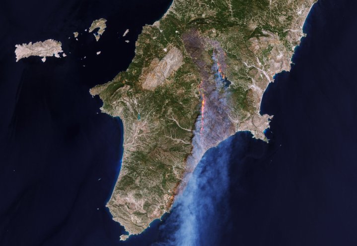 Una imagen satelital que muestra un incendio forestal en la isla griega de Rodas.