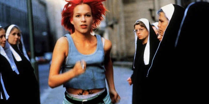 Женщина сталкивается с группой монахинь в «Беги, Лола, беги».