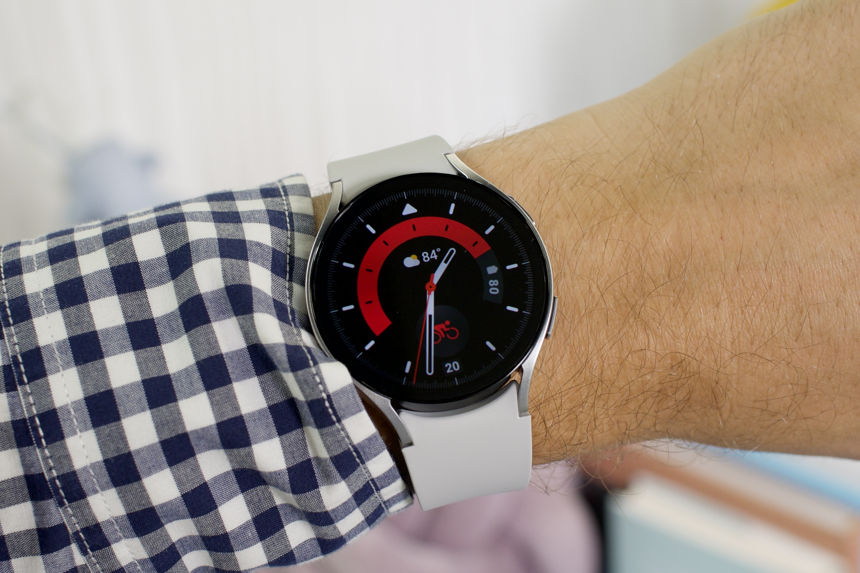 O Samsung Galaxy Watch 6 com mostrador vermelho e preto.