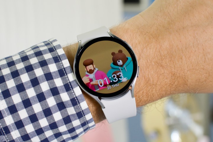 Кто-то, одетый в Samsung Galaxy Watch 6.