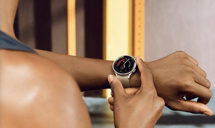 Athlete wearing Samsung Galaxy Watch Magnetic D-Buckle Sport Band during workout.