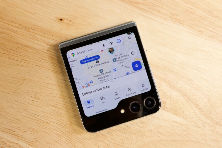 Google Maps rodando na tela de capa do Samsung Galaxy Z Flip 5.