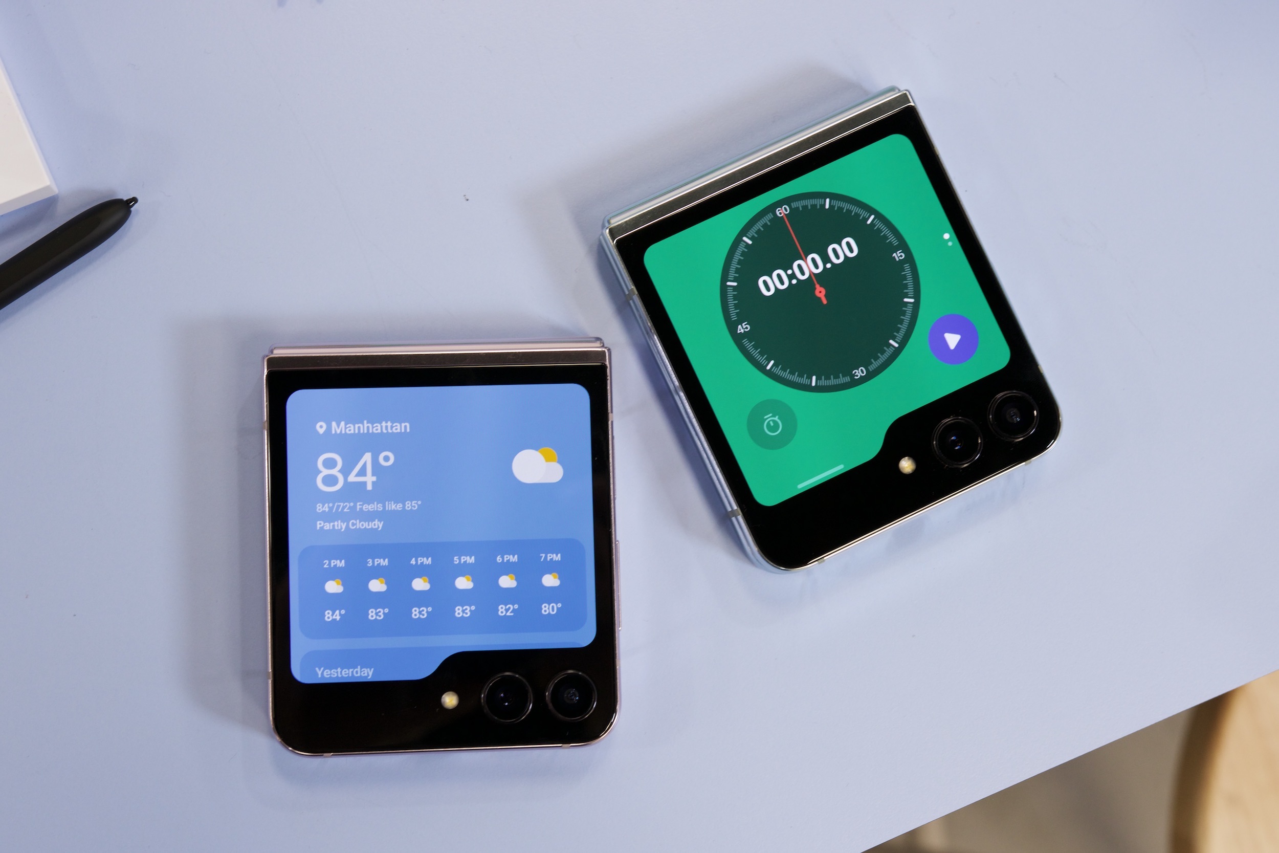दो Samsung Galaxy Z Flip 5 फ़ोन एक दूसरे के बगल में।