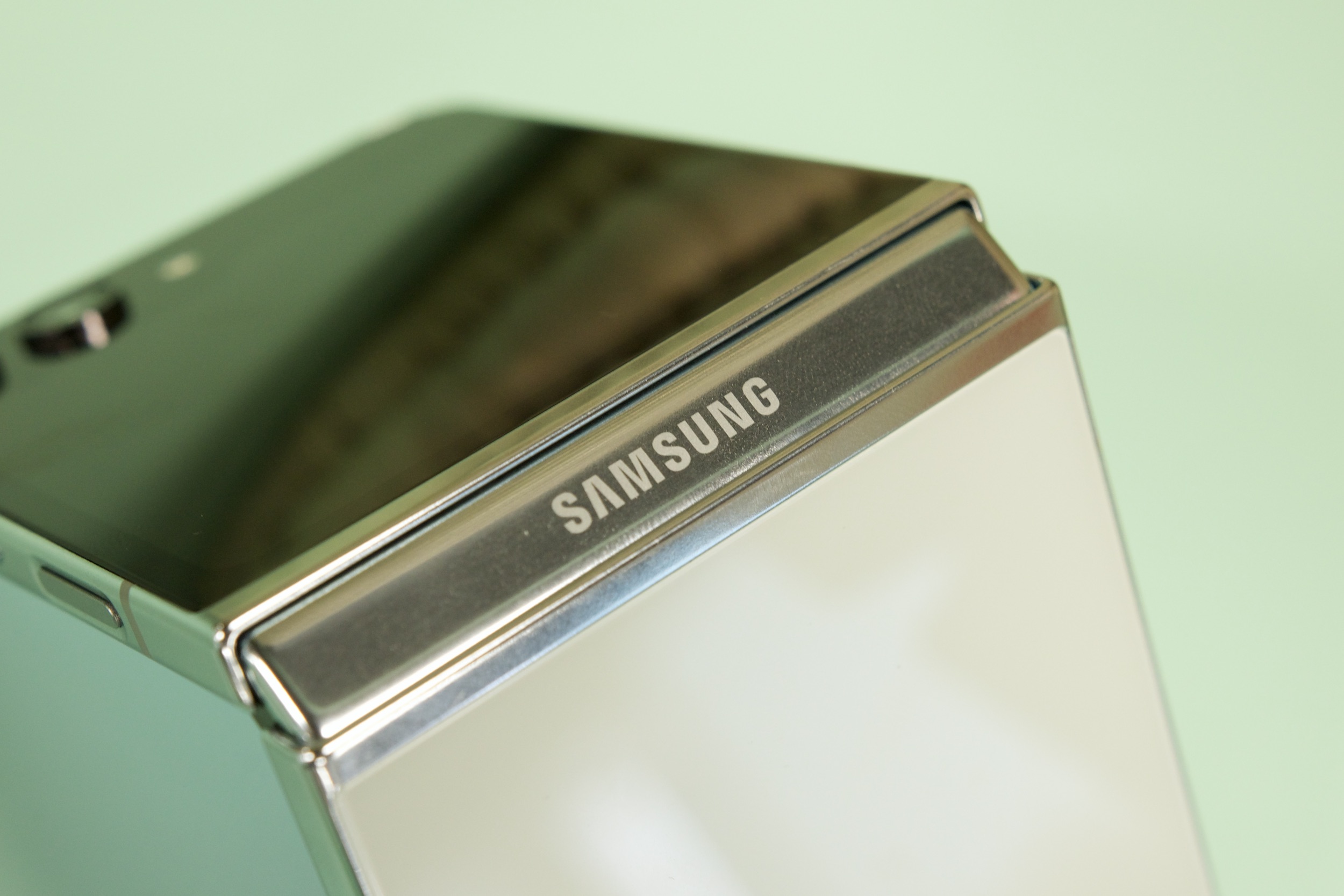 Logotipo da Samsung no Samsung Galaxy Z Flip 5.