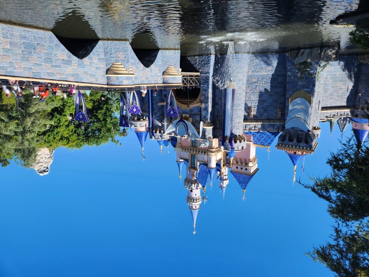 Château de la Belle au bois dormant à Disneyland pris avec l'appareil photo principal du Samsung Galaxy Z Fold 4.
