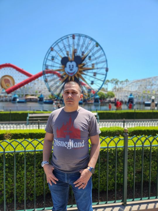 Portrait de Robert à Disney California Adventure pris avec le Samsung Galaxy Z Fold 4.