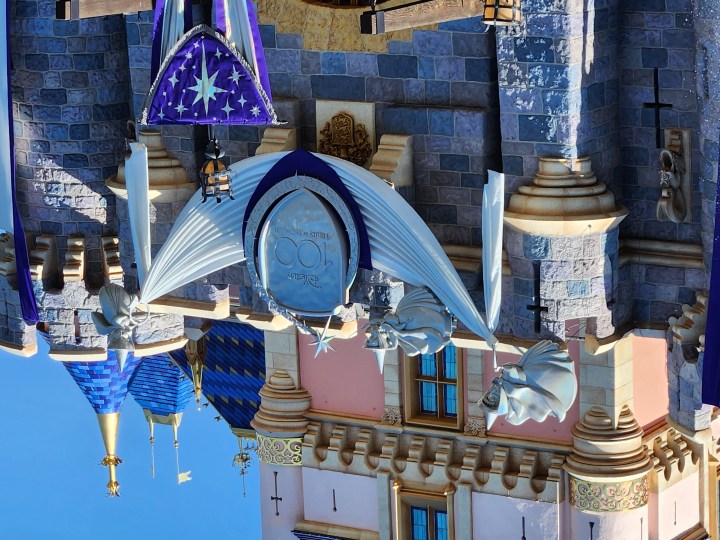 Décor Disney 100 sur le château de Disneyland pris avec le téléobjectif Samsung Galaxy Z Fold 4.