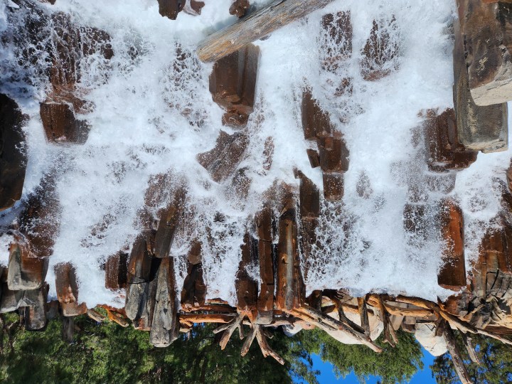 Cascade Grizzly River Run à Disney California Adventure prise avec le téléobjectif Samsung Galaxy Z Fold 4.