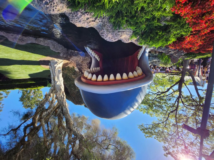 Monstro Storybook Canals à Disneyland pris avec l'appareil photo ultra-large Samsung Galaxy Z Fold 4.