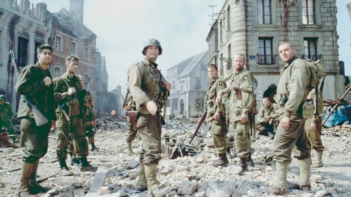 Um grupo de soldados está em meio aos escombros em O Resgate do Soldado Ryan.