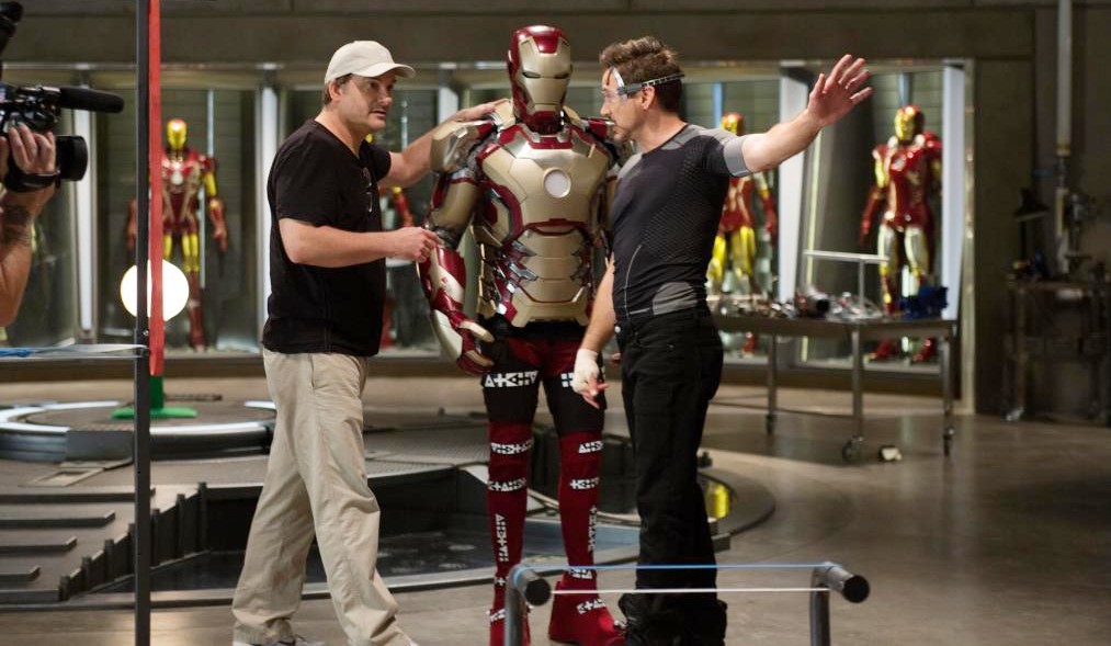 O diretor Shane Black dirige Robert Downey Jr. em Homem de Ferro 3.