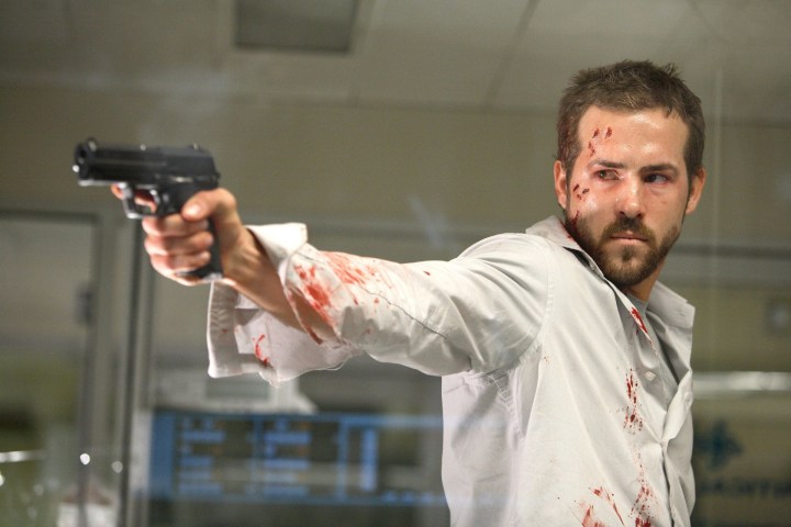 Ryan Reynolds aponta uma arma em Smokin' Aces.