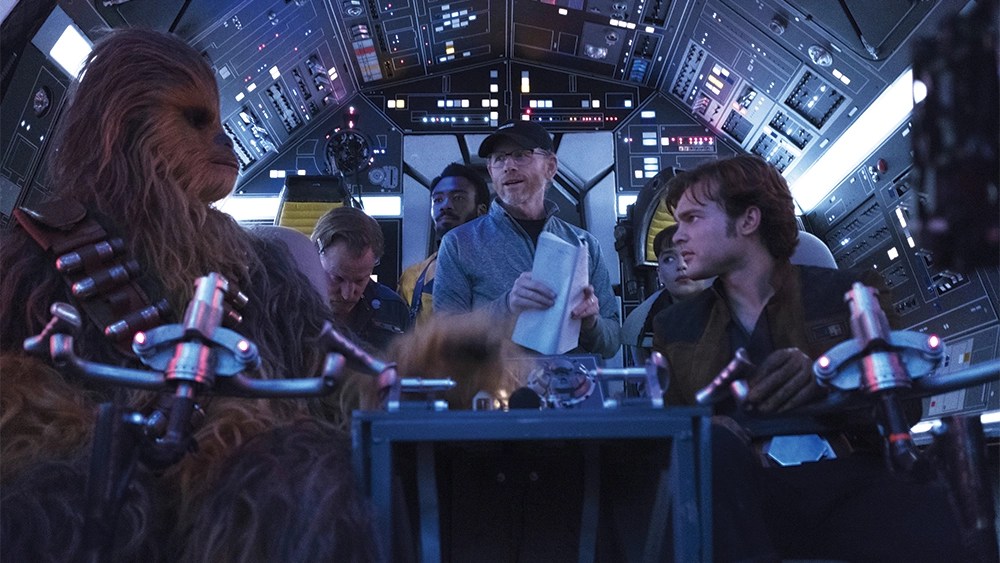 Uma cena dos bastidores do elenco e do diretor Ron Howard para Solo: A Star Wars Story.