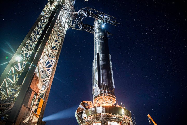 Un refuerzo Super Heavy en la plataforma de lanzamiento en el sitio de SpaceX en Texas.