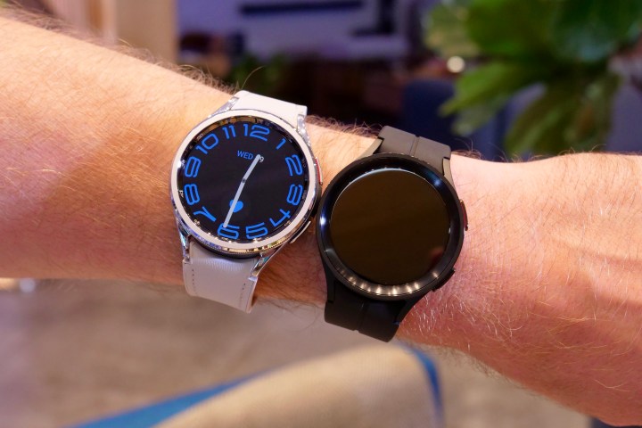 三星 Galaxy Watch 6 Classic 和 Galaxy Watch 5 Pro 并排佩戴在手腕上。