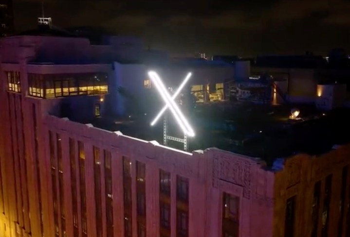 El letrero en la parte superior del edificio de X Corp en San Francisco.