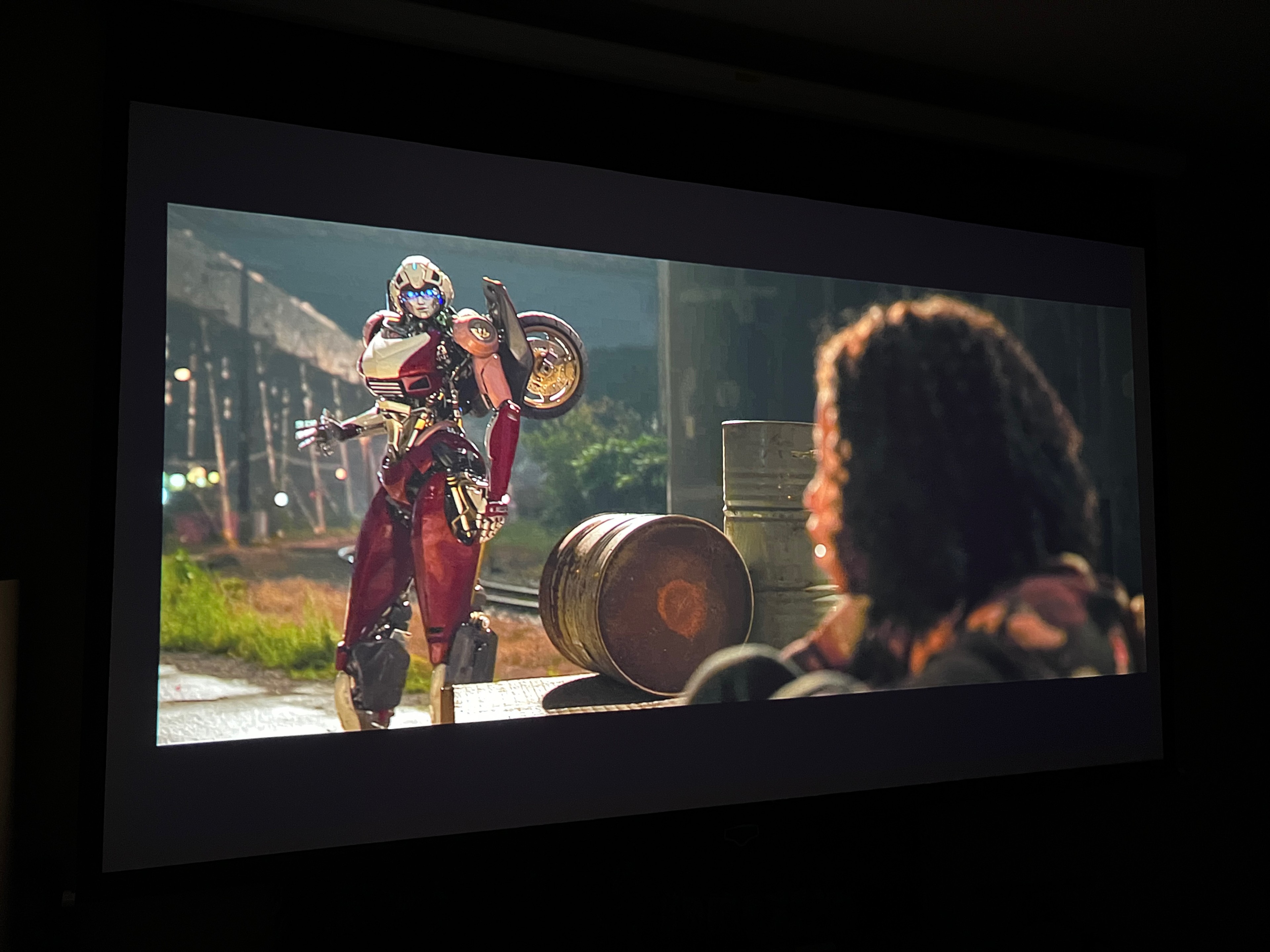 A imagem do projetor Xgimi MoGo 2 Pro de Transformers em uma sala escura.